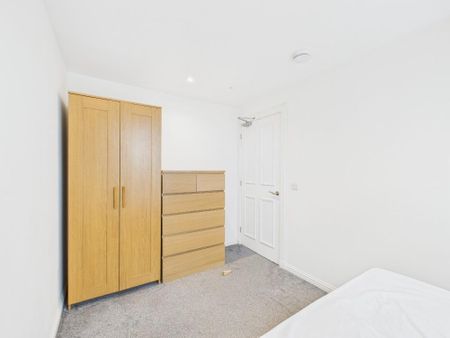 4 bedroom flat to rent - Photo 2