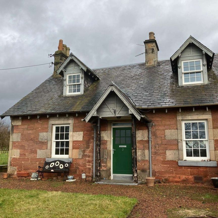 2 Bedroom semi-detached property situated within the grounds of the Wemyss Estate, East Wemyss. Proximity to Kirkcaldy is 5 miles way via the A955 and A921. - Photo 1