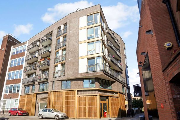 Beautiful penthouse flat in a great Hackney central location. - Photo 1