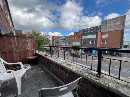 3 bedroom Flat To Let - Photo 4