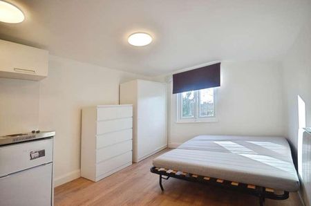 Brownhill Road, London, SE6 - Photo 4