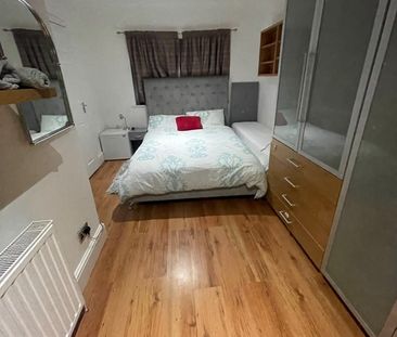 Room in a Shared House, Holland Park Avenue, IG3 - Photo 2