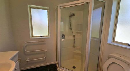 3 Bed Fully Fenced Newly Refurbished - Photo 4