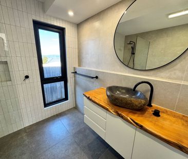 Sunny & Spacious Living in a Convenient Location - Photo 3