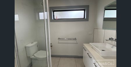 Spacious 4-Bedroom Home with Separate Bungalow – Ideal for Large Families - Photo 4