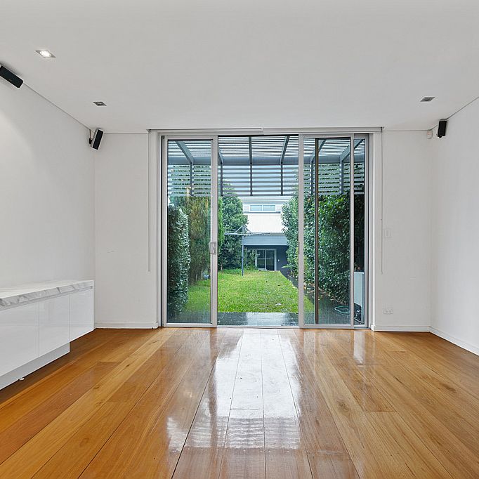 ULTRA MODERN LIVING - BEAUTIFULLY APPOINTED - Photo 1