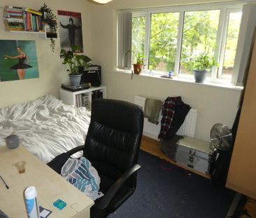 5 bedroom semi-detached house to rent - Photo 2