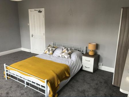 1 bedroom in a house share to rent - Photo 2