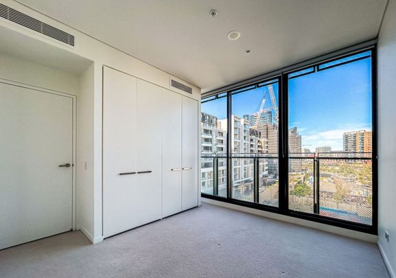 Executive Living: Furnished 2 Bedroom + Study Apartment at Infinity for Lease! - Photo 1