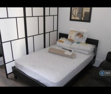 1 bedroom in a house share to rent - Photo 2