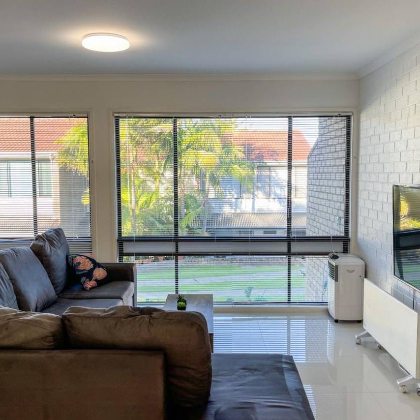 PRICE REDUCED - Stylish Unit Fully Furnished - Photo 1