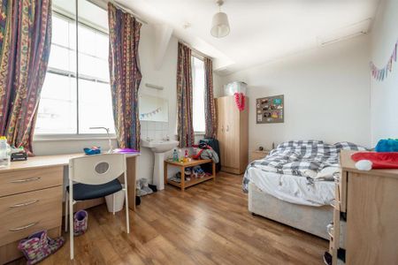 4 bedroom apartment to rent - Photo 2