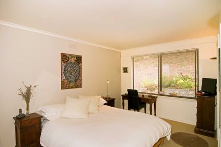 Four bedroom in Sandy Bay with River Derwent views - Photo 5