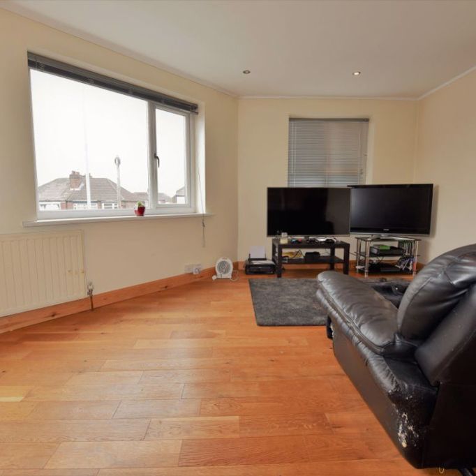 2 bedroom Flat in Eden Drive, Leeds - Photo 1