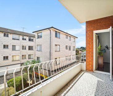 Easy Beach Lifestyle in a Fresh and Bright Apartment - Photo 4