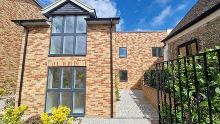 39 The Droveway - Photo 5