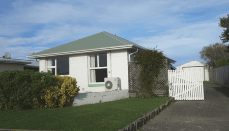 Comfortable 3-Bedroom Home – Lawns Included! - Photo 4