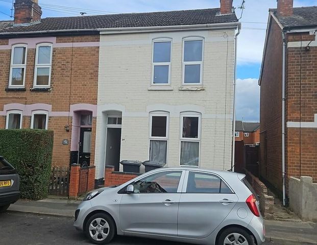 3 bedroom end of terrace house to rent - Photo 1