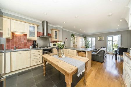 4 bedroom flat to rent - Photo 4