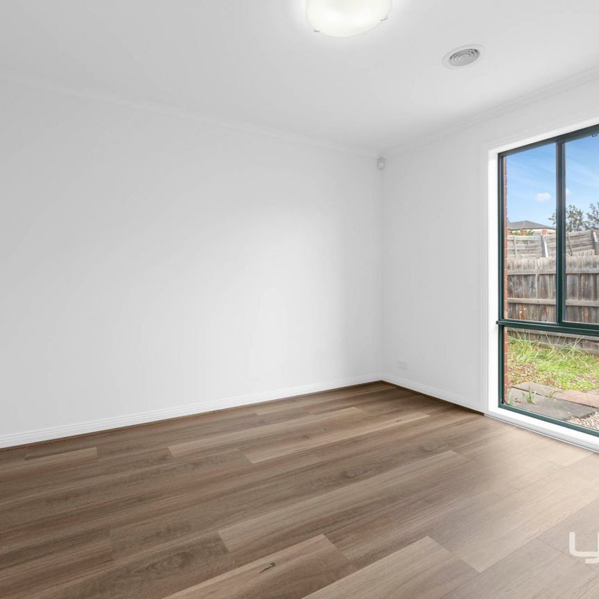 COZY & REFRESHED 2 BEDROOM UNIT IN THE HEART OF ST ALBANS - Photo 1