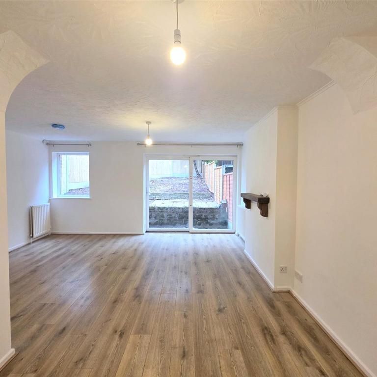 3 bedroom end of terrace house to rent - Photo 1