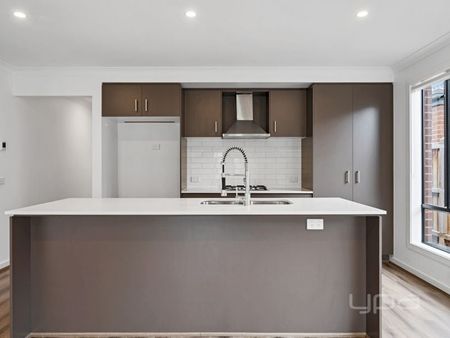 4 BEDROOM FAMILY HOME - Photo 3