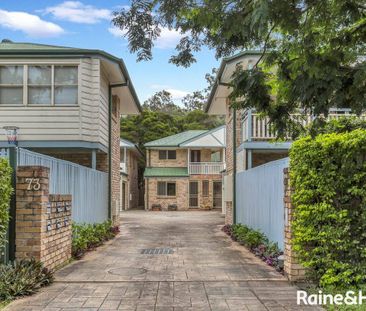 Spacious, Fully Air Conditioned Townhouse in sought after Street! - Photo 3