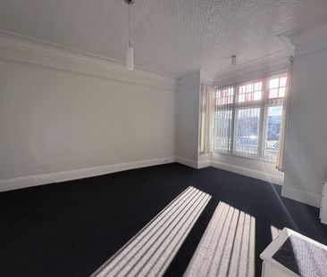 Live here in a perfect location! - Photo 2