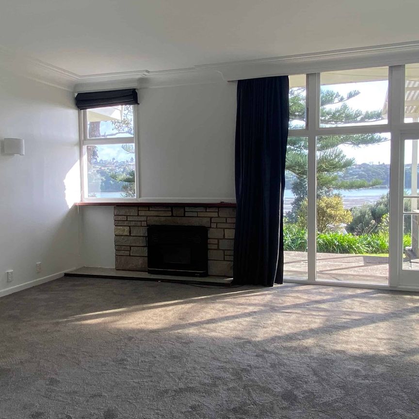 Wonderful 3 bedroom home with stunning water views. - Photo 1