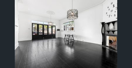 Exquisite designer home: A perfect blend of style and sophistication - Photo 2