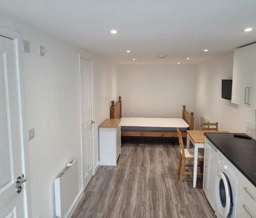 1 bedroom in a house share to rent - Photo 2