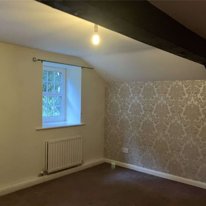 A delightful semi-detached country cottage offering three bedrooms, private courtyard parking, a well-maintained garden, and garage space. - Photo 1