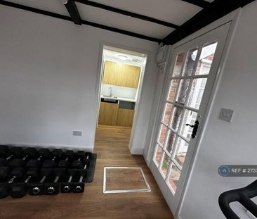 4 bedroom semi-detached house to rent - Photo 6