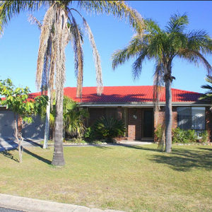 Spacious 4-Bedroom Family Home in Great Neighbourhood - Photo 2