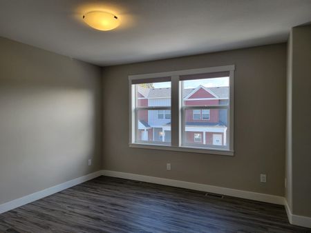 Rutland 3 Bedroom Townhouse with a basement & 2 parking stalls - Photo 3