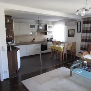Möblierte, klimatisierte und Top-geschnittene 3-Zimmer-Wohnung in Toplage - 1080 Wien ab 1.10.26 - Photo 1