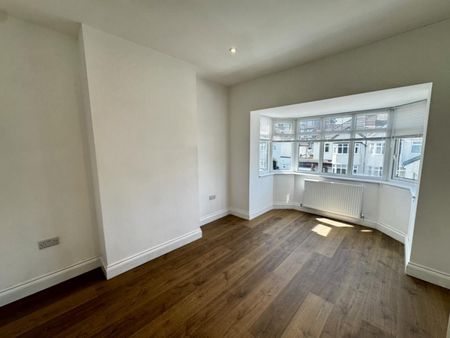 3 Bedroom Semi-Detached House - Photo 5