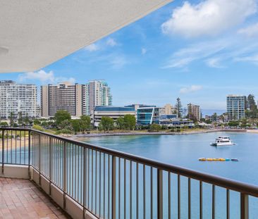 HABOURSIDE WATERFRONT APARTMENT - FURNISHED - Photo 1