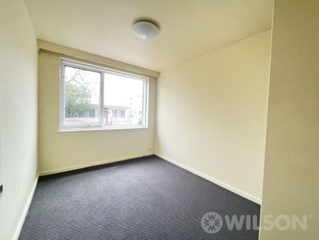 One bedroom apartment in perfect location - Photo 2