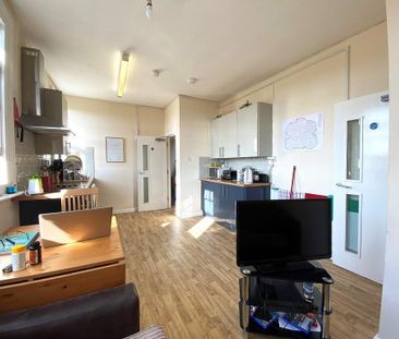 3 bedroom flat to rent - Photo 2