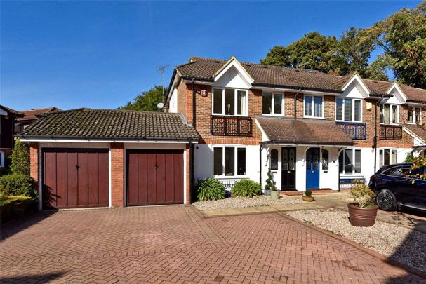 End of terrace home set in a gated development by the river conveniently located for Weybridge town centre. - Photo 1