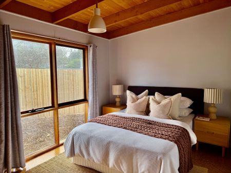 Charming 2-Bedroom Cottage Steps from the Beach - Photo 3