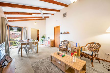 Immaculate Townhouse - Photo 4