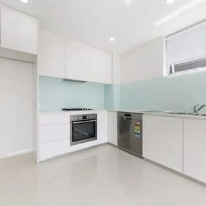 Modern Apartment in Prime Location - Photo 3