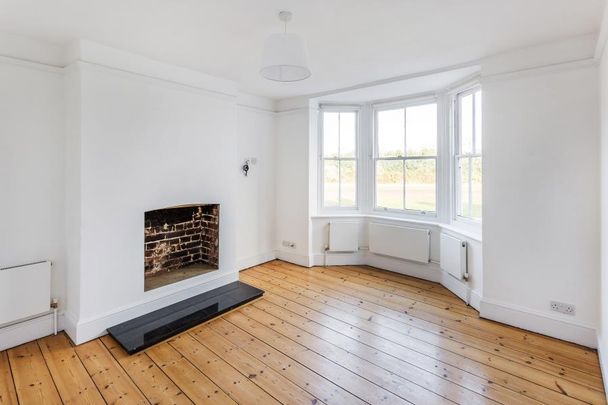 The Green, Ripley, GU23 - Photo 1