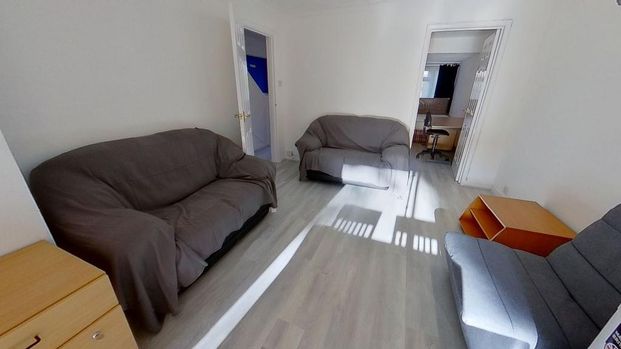 4 bedroom semi-detached house to rent - Photo 1