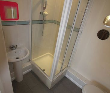 2 bed Apartment - To Let - Photo 4