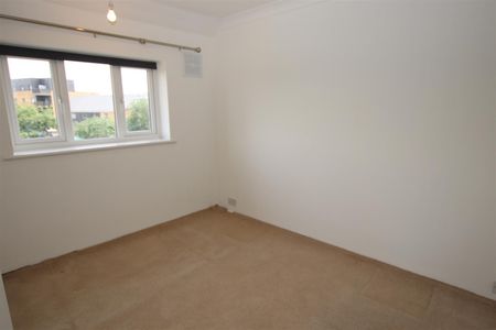 3 bedroom Semi-Detached House to let - Photo 3