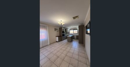 Immaculate large 3 bedroom home - Photo 3