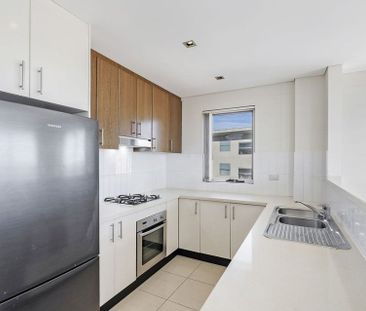 Modern 2 Bedroom Apartment - Photo 2